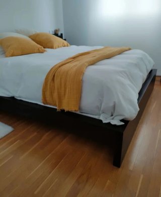 Estructura cama.con somier y dos mesillas