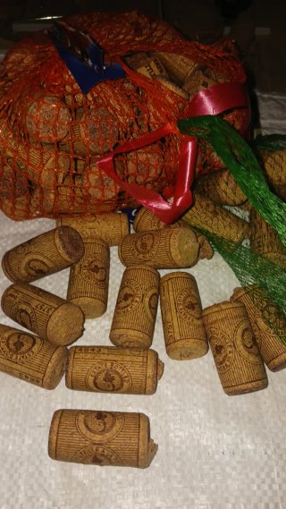 150 Corchos de vino (varios)