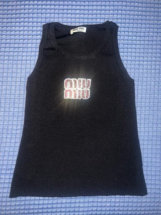 Top Negro con Logo Brillante Morado
