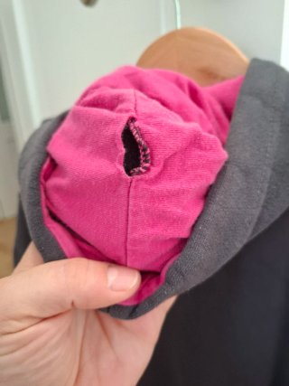 Sudadera gris con capucha y cordones rosas