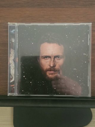 CD con portada de hombre y estrellas