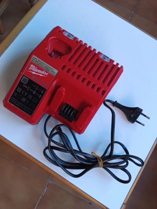 CARGADOR MILWAUKEE M12-18C