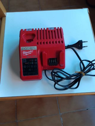 CARGADOR MILWAUKEE M12-18C