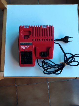 CARGADOR MILWAUKEE M12-18C