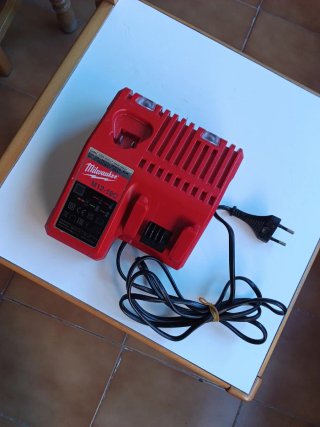 CARGADOR MILWAUKEE M12-18C