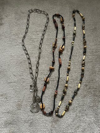 Collares de plata y madera