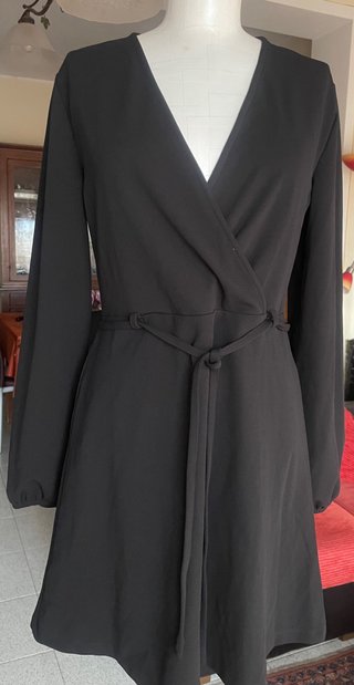 Abito nero con scollo a V