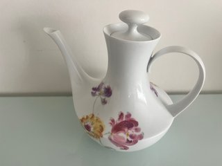 Tetera de cerámica con flores