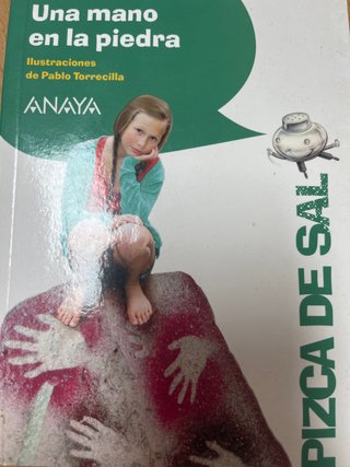 Una mano en la piedra