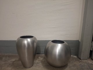 Dos boles decorativos de metal plateado