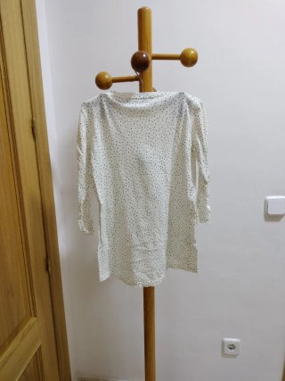 Jersey blanco con lunares negros