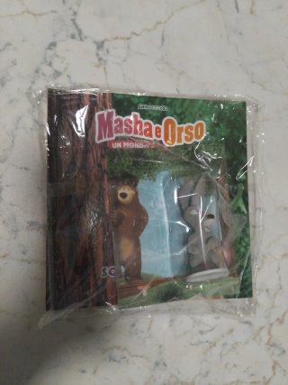 Masha e Orso libro con statuetta coniglio