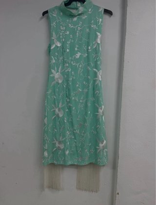 Vestido de fiesta turquesa con bordados