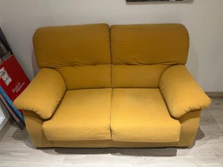 Sofá de dos plazas amarillo