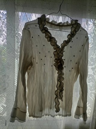 Blusa blanca con volantes y lunares