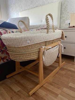 Moisés de Mimbre con Soporte de Madera