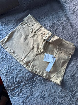 Falda mini beige con cinturón