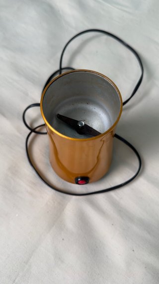 Molinillo de café eléctrico dorado
