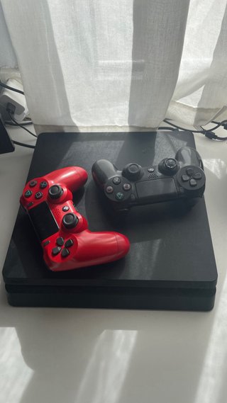 PS4 (PlayStation 4) Negra + Mando Rojo