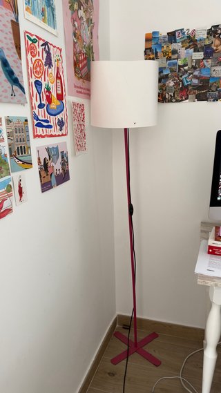 Lámpara de pie rosa y blanca BARLAST ikea