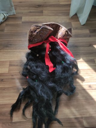 Peluca Pirata con Gorro Marrón y Cinta Roja
