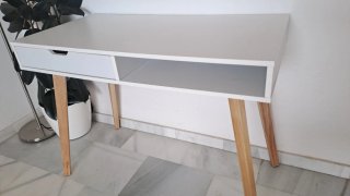 Scrivania bianca JYSK con gambe in legno