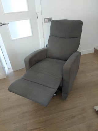 Sillón reclinable gris tela