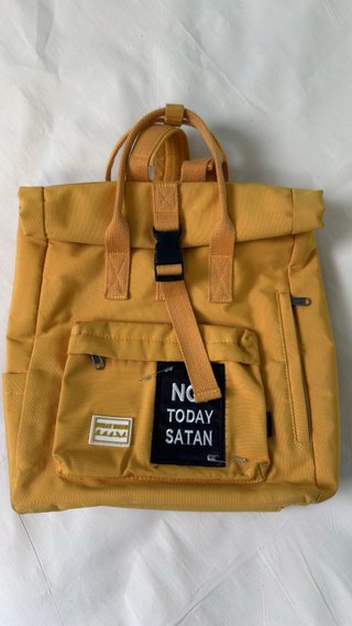 Mochila amarilla con parche No Today Satan