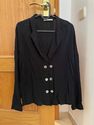 Blusa Pull and Bear negra botones