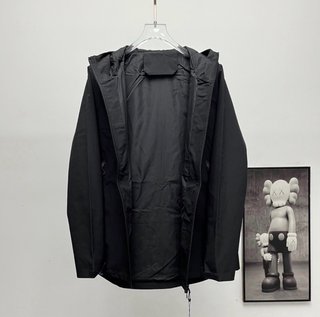 Chaqueta Arc'teryx Negra con Capucha