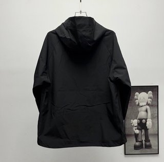 Chaqueta Arc'teryx Negra con Capucha