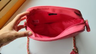 Bolso coral acolchado con detalles dorados