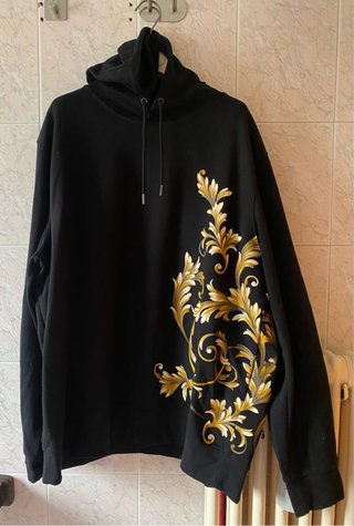 Sudadera negra con capucha y detalles dorados