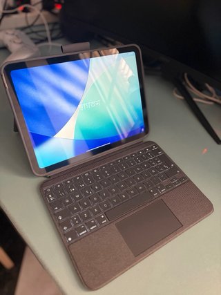 iPad 10ª generación 64GB+ Logitech Combo Touch.