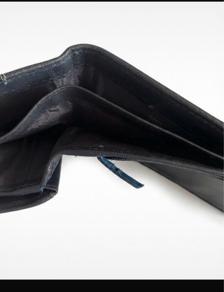 Cartera de hombre negra con detalles