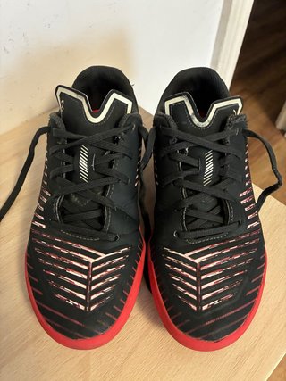 Zapatillas de fútbol negras y rojas Kipsta. T35