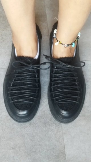 Zapatos negros con cordones y pelo