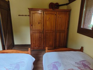Habitación con dos camas y armario