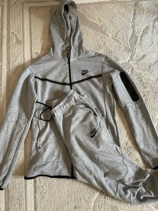 Nike Gris tech