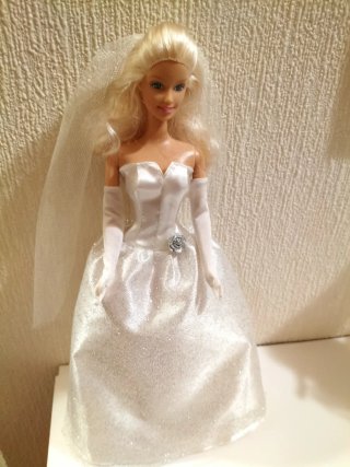 Barbie con abito da sposa antico con base e fiore