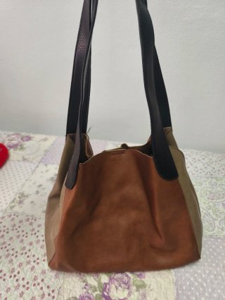 Bolso de hombro beige y marrón