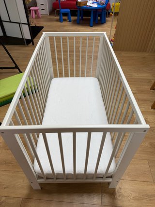 Cuna IKEA Blanca con colchon y sabanas