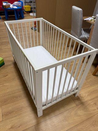 Cuna IKEA Blanca con colchon y sabanas