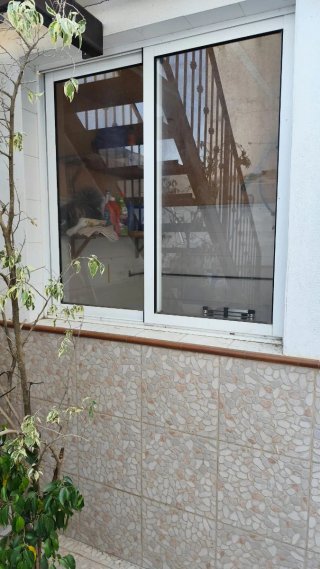 2 Puertas aluminio y dos ventanas, unaa con rejas