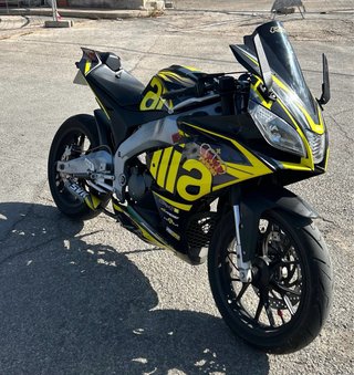 Moto Aprilia deportiva negra y amarilla