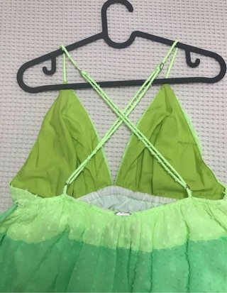 Vestido verde con espalda descubierta