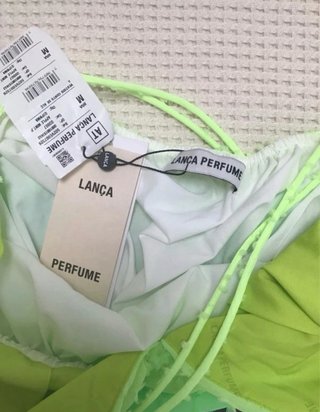Vestido verde con espalda descubierta