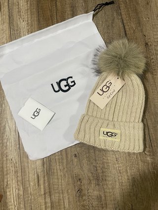 Gorro UGG beige con pompón