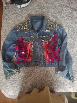 Cazadora vaquera con tachuelas y lentejuelas