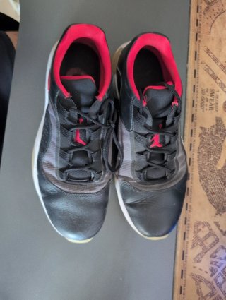 Zapatillas Jordan Negras y Rojas